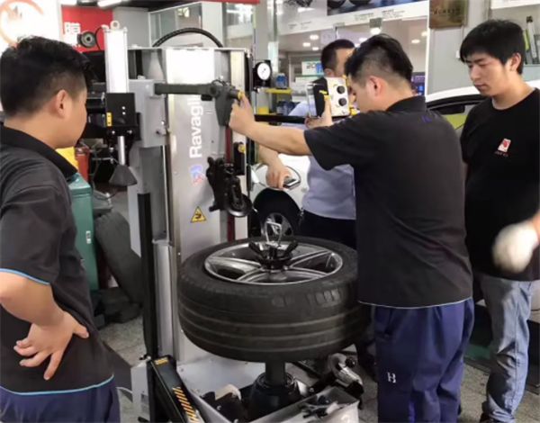 胎輪汽配供貨中心 一站式供應(yīng)鏈引擎，賦能快修快保店駛?cè)氚l(fā)展快車道